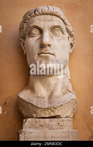 Fragments de la statue colossale de Constantine, Musée Capitolini, Rome. Banque D'Images