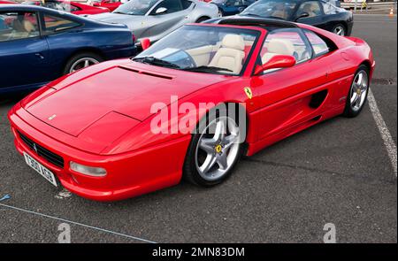 Vue des trois quarts avant d'une Rouge, 1999, Ferrari 355 GTS F1, exposée au Silverstone Classic 2022 Banque D'Images