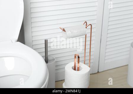 Support avec rouleaux de papier toilette dans la salle de bains Banque D'Images