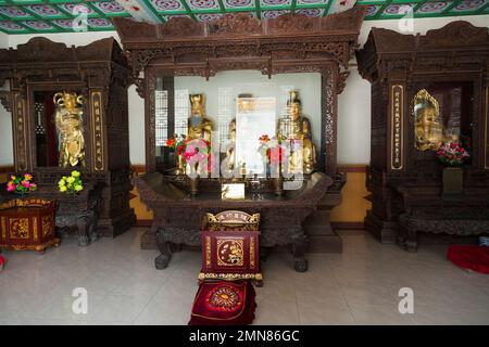 Des figures bouddhistes exposées dans un coffret en verre, un sanctuaire dans le Guardian Hall à l'intérieur du célèbre temple Daci'en dans le quartier Yanta de Xi'an. Chine. PRC. Banque D'Images