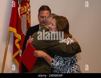 ÉTATS-UNIS Le général du corps maritime Eric M. Smith, commandant adjoint du corps maritime, accueille Mme Mary A. Herrmann à la cérémonie de retraite de son mari, le colonel retraité Kevin Herrmann, ancien directeur de la Division de la structure totale de la Force, au General Raymond G. Davis Centre on Marine corps base Quantico, Virginie, 30 septembre 2022. Herrmann prend sa retraite après 43 ans de service combiné honorable au corps des Marines. Banque D'Images