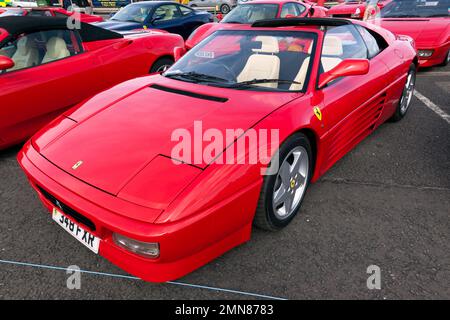 Vue des trois quarts avant d'une Rouge, 1993, Ferrari 348 ts, exposée au Silverstone Classic 2022 Banque D'Images
