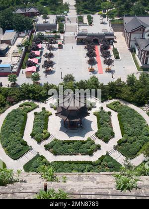 Vue aérienne depuis la pagode Da Yan / Da Tan / Popular; 'Giant Wild Goose', qui donne sur les jardins environnants, les parcs et les bâtiments religieux du temple de Daci'en, un temple bouddhiste dans le district de Yanta, Xian, Chine (125) Banque D'Images