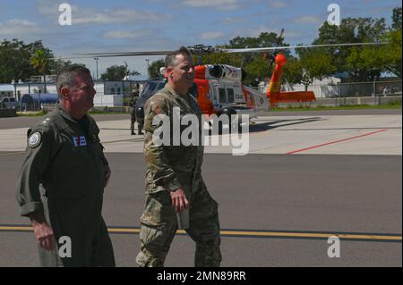 ADM. Arrière Brendan McPherson, commandant du district sept de la Garde côtière, parle avec Brig. Le général Daniel Hibner, commandant de la Division de l'Atlantique Sud, à la suite d'un survol des zones touchées par l'ouragan Ian le 30 septembre 2022 à Clearwater, en Floride. Les biens de la Garde côtière effectuent des opérations de recherche et de sauvetage en réponse aux dommages causés par l'ouragan Ian à la station aérienne de la Garde côtière à Clearwater. Banque D'Images