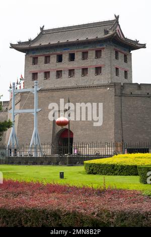 Section fortement restaurée des fortifications de Xi'an, également connue sous le nom de mur de la ville de Xian, avec une tour d'observation de la passerelle, à laquelle l'approche est au-dessus d'un pont-plan abaissé au-dessus de la fossé de l'eau. Chine. PRC. Banque D'Images