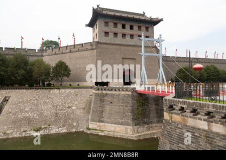 Section fortement restaurée des fortifications de Xi'an, également connue sous le nom de mur de la ville de Xian, avec une tour d'observation de gatehouse. Une « couche » d'eau, traversée par un pont-levis, protège davantage la ville antique. Chine. PRC. Banque D'Images