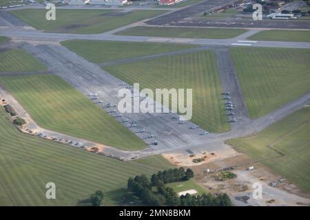 Le matériel et les fournitures destinés à la Federal Emergency Management Agency et à la Defense Logistics Agency continuent d'arriver à la base aérienne de Maxwell, en Alabama, le 30 septembre 2022. L'installation est une base de soutien d'incident établie et est utilisée pour pré-positionner l'équipement et le personnel pour se déployer rapidement dans les zones qui peuvent être touchées par l'ouragan Ian Aerial, Alabama, FEMA, Maxwell Air Force base, Montgomery, Banque D'Images