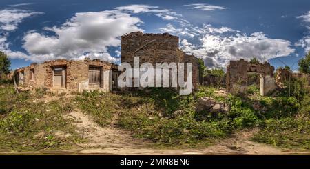 Vue panoramique à 360° de 360 panorama hdri à l'intérieur abandonné ruiné béton baffé découvrant vieux bâtiment sans toit dans le panorama hdri sphérique entièrement sans couture en équirectangula