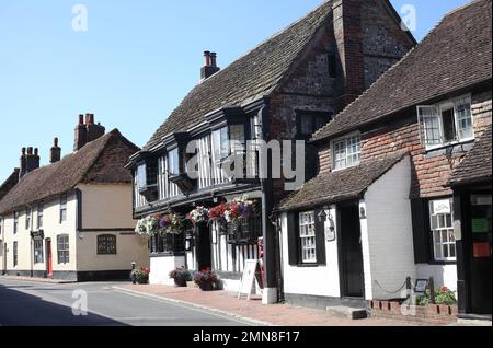 L'hôtel boutique Star avec ses C15th façades et poutres médiévales était à l'origine une auberge religieuse construite en 1345, Alfriston, High Street, Sussex, Banque D'Images