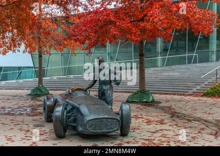 Sculpture de Juan Manuel Fangio, cinq fois champion du monde avec 'Silberpfeil', Mercedes-Benz Werk Untertürkheim, Benzviertel, Stuttgart, Allemagne Banque D'Images