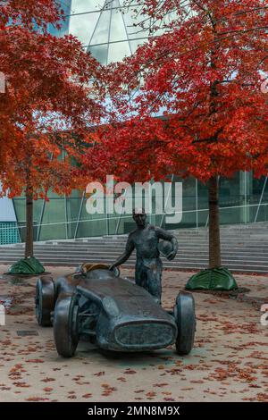 Sculpture de Juan Manuel Fangio, cinq fois champion du monde avec 'Silberpfeil', Mercedes-Benz Werk Untertürkheim, Benzviertel, Stuttgart, Allemagne Banque D'Images