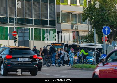 Trafic intense aux heures de pointe, centre-ville, Charlottenplatz, B14, B27, Bundesstrassen, routes fédérales, Stuttgart, Bade-Wurtemberg, Allemagne du Sud, Europe Banque D'Images