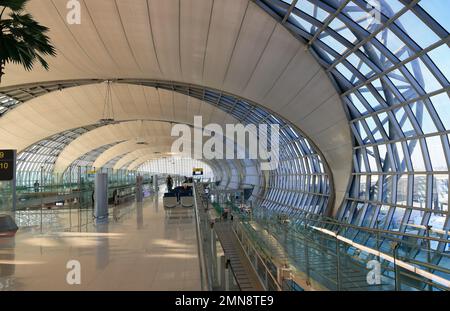 Couloir ou passerelle menant à la porte d'embarquement de l'aéroport de Suvarnabhumi. Banque D'Images