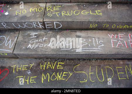 Messages écrits en crayon sur les marches de l'hôtel de ville de Leeds en tant que centaines de personnel de soutien à l'université de Leeds Beckett et à l'université de Leeds en grève Banque D'Images