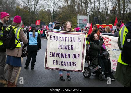 Des centaines de membres du personnel de soutien de l'Université Leeds Beckett et de l'Université de Leeds se sont mis en grève par rapport à la rémunération dans le centre de Leeds City. Administrateurs, nettoyeurs, Banque D'Images