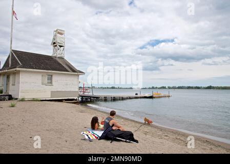 Couple de détente sur la plage de sable Banque D'Images