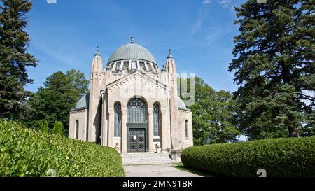 Extérieur de l'église de style gothique avec dôme architectural et vitraux Banque D'Images