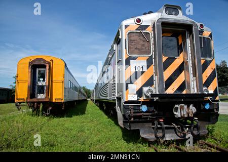 Le train de voyageurs est stationné sur la voie ferrée. Banque D'Images