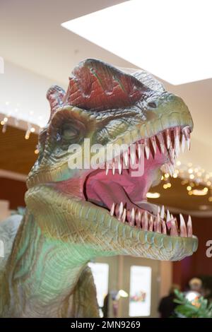 portrait d'un dinosaure jouet avec la bouche largement ouverte Banque D'Images