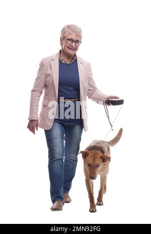 vue latérale. une dame de premier plan et son chien marchent ensemble Banque D'Images