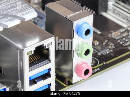 Plusieurs ports sur la carte mère moderne de l'ordinateur montrent avec USB 3,1, LAN, ports audio. Banque D'Images