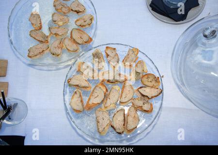 toast alimentaire de foie gras de canard préparé dans des assiettes pour un événement Banque D'Images