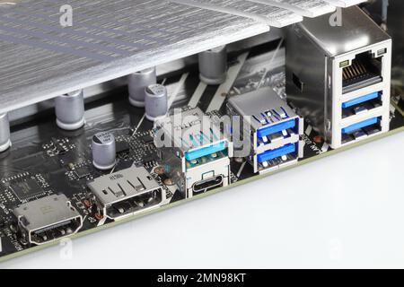 Plusieurs ports sur la carte mère moderne de l'ordinateur montrent avec HDMI, Display port, USB 3,2 type A et type C, usb 3,1 et LAN. Banque D'Images