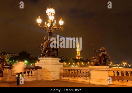 Tour Eiffel le soir depuis le pont Alexandre III, Paris, France Banque D'Images