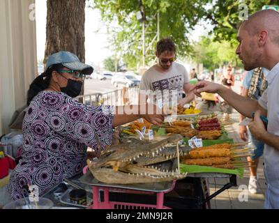 Bangkok, Thaïlande. 9 décembre 2022. Spécialités thaïlandaises de la rue. Vendeurs de rue qui sont très populaires auprès des touristes. Cuisine de rue dans la vieille ville de Bangko Banque D'Images