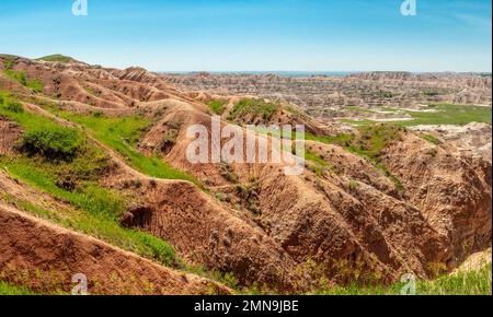 Belle vue sur les badlands du Dakota du Sud après suffisamment de pluies de printemps et d'été. Banque D'Images