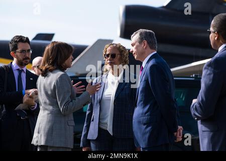 Elaine O'Neal, maire de Durham, en Caroline du Nord, et le gouverneur Roy Cooper saluent le vice-président américain Kamala Harris lors de leur arrivée à l'aéroport international de Raleigh-Durham à Morrisville, en Caroline du Nord, aux États-Unis, le lundi 30th janvier, 2023. Harris parlera de l'engagement de l'administration envers les petites entreprises au Duke Energy Center for Performing Arts de Raleigh, en Caroline du Nord. Crédit: Cornell Watson / piscine via CNP Banque D'Images