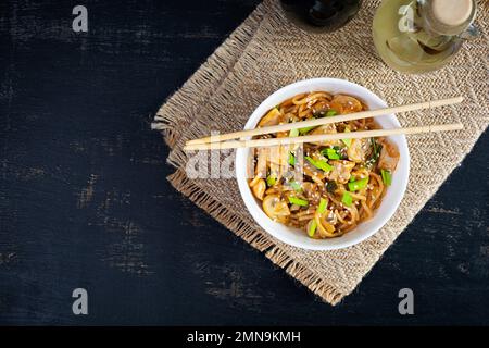Nouilles avec légumes, poulet et champignons dans un bol. Faire sauter les pâtes Banque D'Images