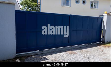 portail de la banlieue accueil gris haut longue porte maison porte accès jardin Banque D'Images