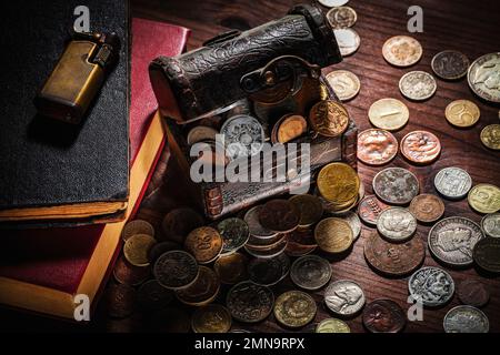 Pièces de poitrine anciennes du monde entier de 1940 au nouveau millénaire Banque D'Images