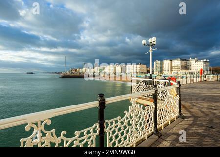 Après-midi d'hiver sur la jetée du Palace à Brighton, East Sussex, Angleterre. Banque D'Images