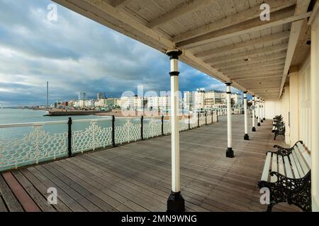 Après-midi d'hiver sur la jetée du Palace à Brighton, East Sussex, Angleterre. Banque D'Images