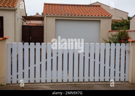 Portes en PVC de maisons modernes blanches pour la maison Banque D'Images