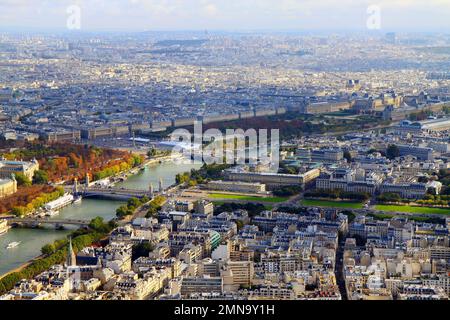 Saint-Germain-des-Prés et toits français d'en haut au lever du soleil, Paris, France Banque D'Images