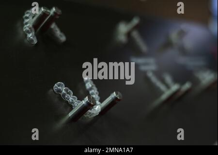 Exposer un échantillon de dispositifs de retenue transparents amovibles. Banque D'Images