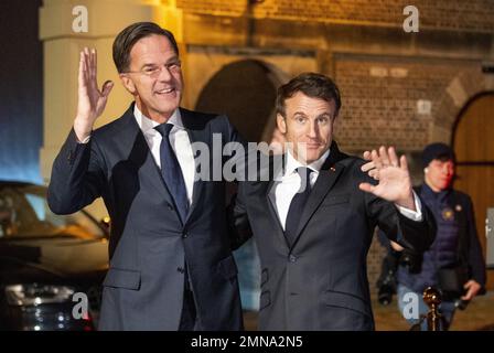 LA HAYE - le président français Emmanuel Macron arrive au Binnenhof. Macron sera reçu par le Premier ministre Mark Rutte. Le thème de cette visite est le Conseil européen supplémentaire, la guerre en Ukraine, les migrations et l'économie européenne. ANP LEX VAN LIESHOUT pays-bas - belgique OUT Banque D'Images