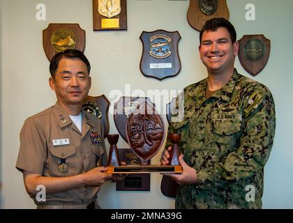 SANTA RITA, Guam (30 septembre 2022) – le capitaine Carl Trask, commandant de l'escadron sous-marin (SUBRON) 15, présente un cadeau à l'adjoint de la Force sous-marine de la République de Corée, SU youl Lee, commandant de la Force sous-marine de la République de Corée (CCA), lors d'un appel de bureau, le 30 septembre. Le commandant de l'escadron sous-marin 15 est responsable de la formation, du matériel et du soutien de préparation du personnel à plusieurs sous-marins d'attaque rapide de classe Los Angeles et est situé à Polaris point, base navale de Guam. Banque D'Images