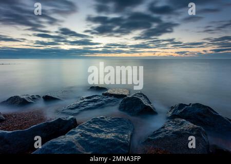 Dawn sur la plage de Shoreham à West Sussex, Angleterre. Banque D'Images