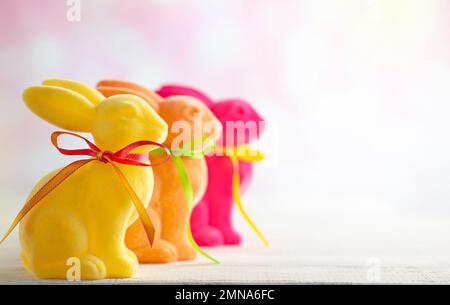 Décoration de Pâques avec lapins colorés de Pâques sur table en bois blanc. Concept Pâques avec espace de copie. Banque D'Images