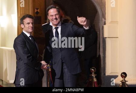 LA HAYE - le président français Emmanuel Macron arrive au Binnenhof. Macron sera reçu par le Premier ministre Mark Rutte. Le thème de cette visite est le Conseil européen supplémentaire, la guerre en Ukraine, les migrations et l'économie européenne. ANP LEX VAN LIESHOUT pays-bas - belgique OUT Banque D'Images