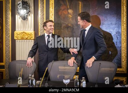 LA HAYE - le président français Emmanuel Macron arrive au Binnenhof. Macron sera reçu par le Premier ministre Mark Rutte. Le thème de cette visite est le Conseil européen supplémentaire, la guerre en Ukraine, les migrations et l'économie européenne. ANP LEX VAN LIESHOUTDEN LA HAYE - le Premier ministre Rutte reçoit le président français Emmanuel Macron à Binnenhof. Le thème de cette visite est le Conseil européen supplémentaire, la guerre en Ukraine, les migrations et l'économie européenne. ANP LEX VAN LIESHOUT pays-bas - belgique OUT Banque D'Images