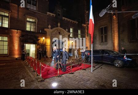 LA HAYE - le président français Emmanuel Macron arrive au Binnenhof. Macron sera reçu par le Premier ministre Mark Rutte. Le thème de cette visite est le Conseil européen supplémentaire, la guerre en Ukraine, les migrations et l'économie européenne. ANP LEX VAN LIESHOUT pays-bas - belgique OUT Banque D'Images