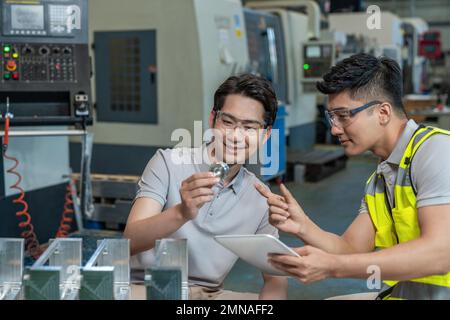 Deux ingénieurs à l'usine pour effectuer des mesures Banque D'Images