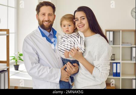 Petit enfant avec sa mère ayant la consultation chez le médecin. Banque D'Images