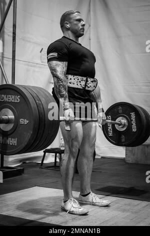 Le Sgt Justin McCurdy, à l'hôpital de campagne de 801st, a créé le Barbell Club à Bagdad, en Irak, pour aider à améliorer la forme et la technique chez les soldats qui sont nouveaux dans la musculation. Le Sgt McCurdy a commencé son voyage dans le Powerlifting il y a neuf ans et n'a jamais regardé en arrière. Le club se réunit une fois par semaine, où le Sgt McCurdy présente différents exercices avec des poids, ainsi que des exercices de poids corporel pour ceux qui veulent un physique maigre. Banque D'Images