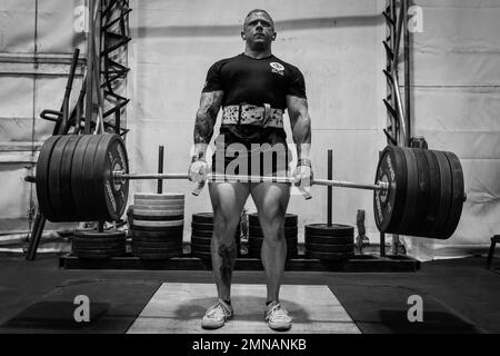 Le Sgt Justin McCurdy, à l'hôpital de campagne de 801st, a créé le Barbell Club à Bagdad, en Irak, pour aider à améliorer la forme et la technique chez les soldats qui sont nouveaux dans la musculation. Le Sgt McCurdy a commencé son voyage dans le Powerlifting il y a neuf ans et n'a jamais regardé en arrière. Le club se réunit une fois par semaine, où le Sgt McCurdy présente différents exercices avec des poids, ainsi que des exercices de poids corporel pour ceux qui veulent un physique maigre. Banque D'Images